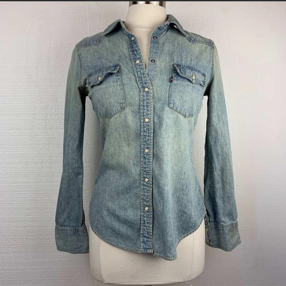 🍭Levi's Light Wash Pearl Button Long Sleeve Shirt